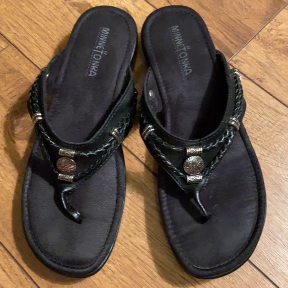 Minnetonka Black Leather Flip Flops - Picture 1 of 15